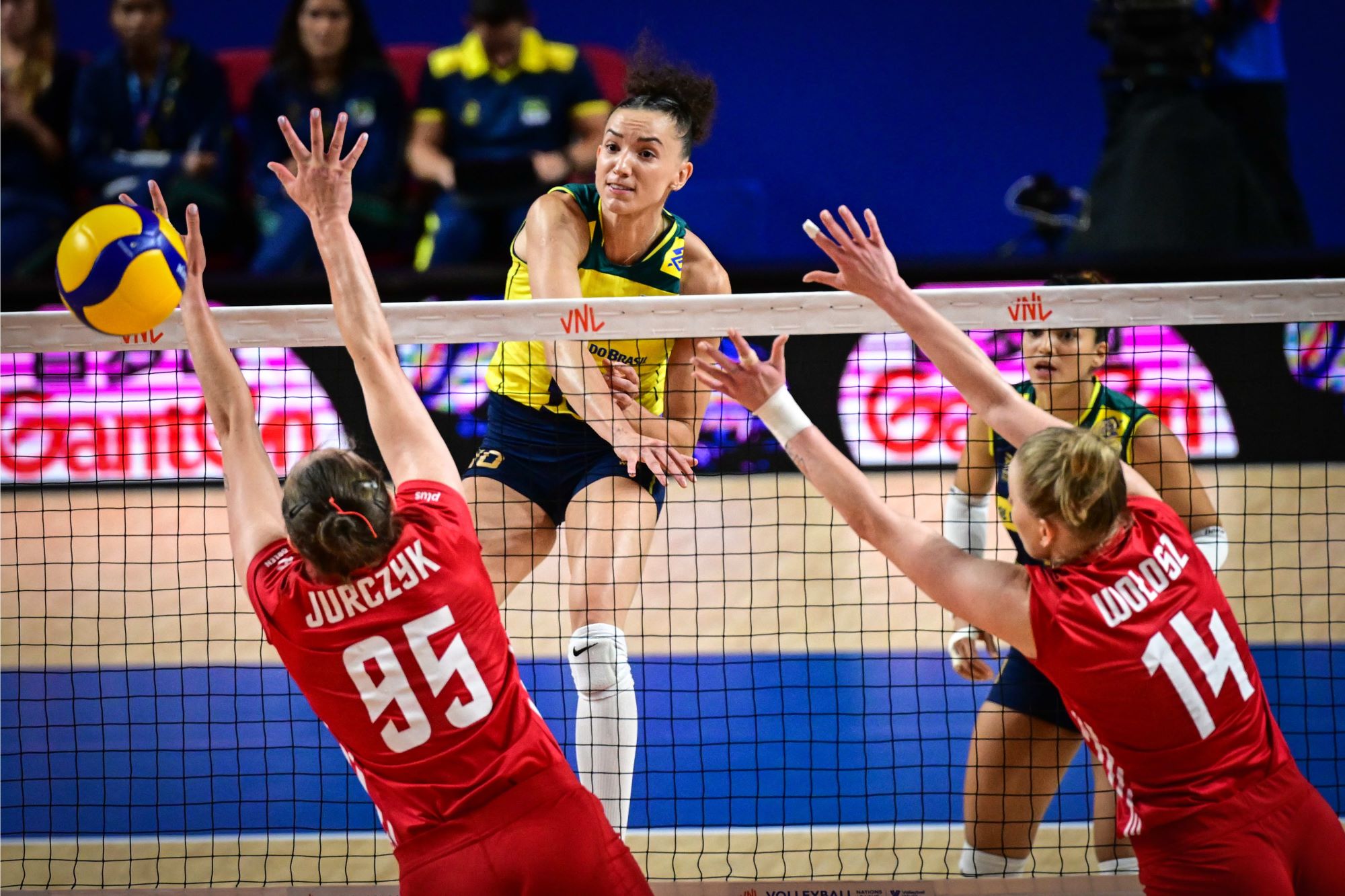 Бразилия побеждает Польшу в захватывающем матче Лиги наций по волейболу